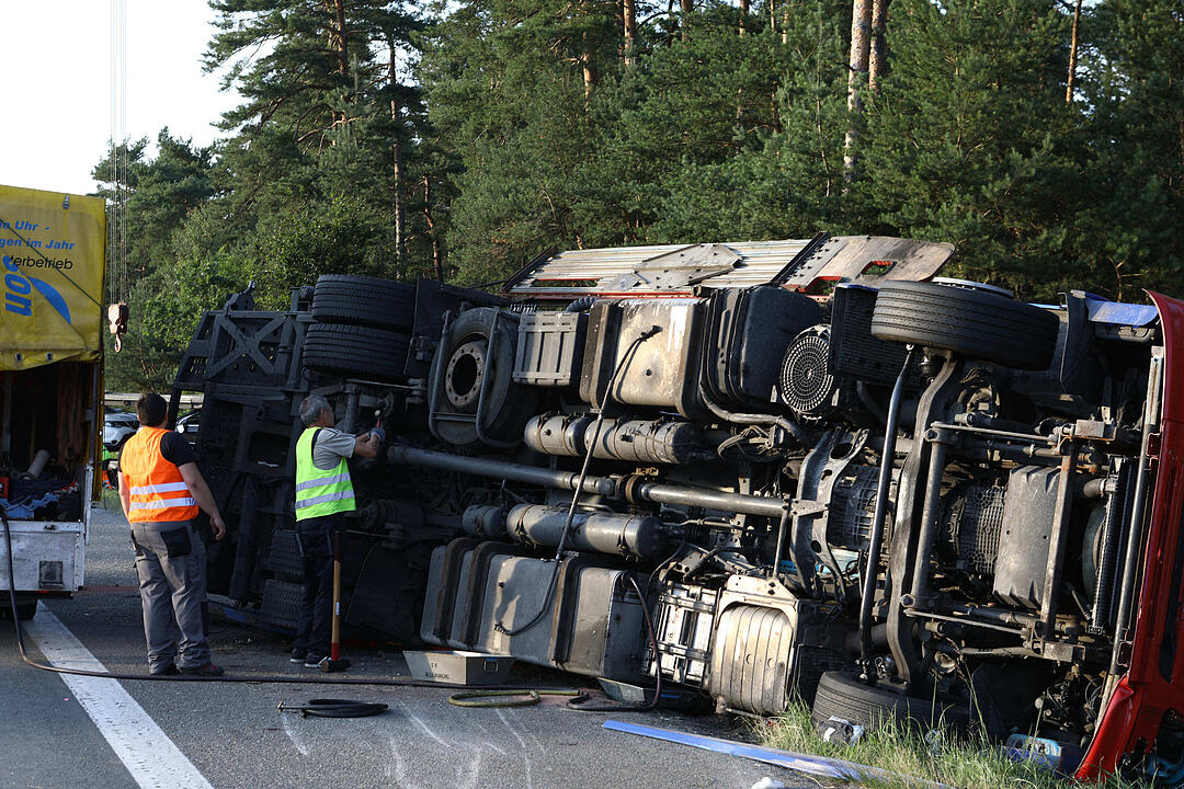 Kampf gegen die Zeit: Vollbeladener Autotransporter ŸberschlŠgt sich auf der A9 - Feuerwehr braucht anderthalb Stunden, um eingeklemmten Fahrer zu befreien