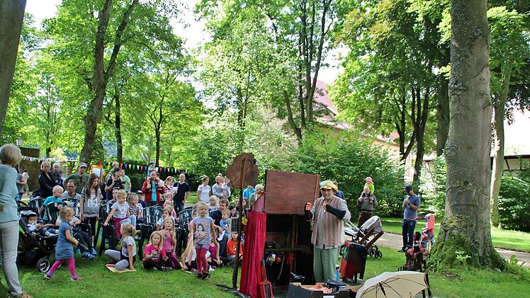 Puppentheater Kolja Liebscher spielt "Die Geburtstagsmaus". Foto: Werner Vogel