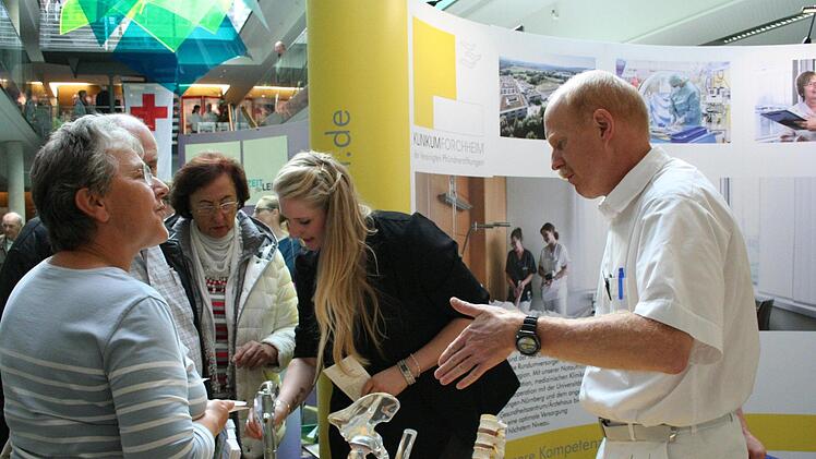 Chefarzt Dr. Uwe Lehmann berät am Messestand des Klinikums Forchheim Besucher der Seniofit. Foto: Seniofit