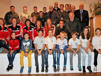 Viele junge und ältere Sportlerinnen und Sportler verschiedener Sportarten wurden bei der Sportlerehrung der Stadt geehrt. Unser Bild zeigt diese zusammen mit Sportreferent Georg Heymann und Bürgermeister Helmut. Blank. Foto: Dieter Britz
