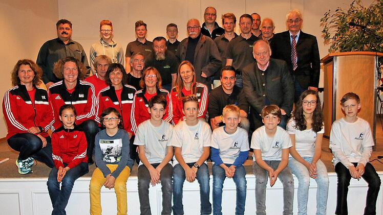 Viele junge und ältere Sportlerinnen und Sportler verschiedener Sportarten wurden bei der Sportlerehrung der Stadt geehrt. Unser Bild zeigt diese zusammen mit Sportreferent Georg Heymann und Bürgermeister Helmut. Blank. Foto: Dieter Britz