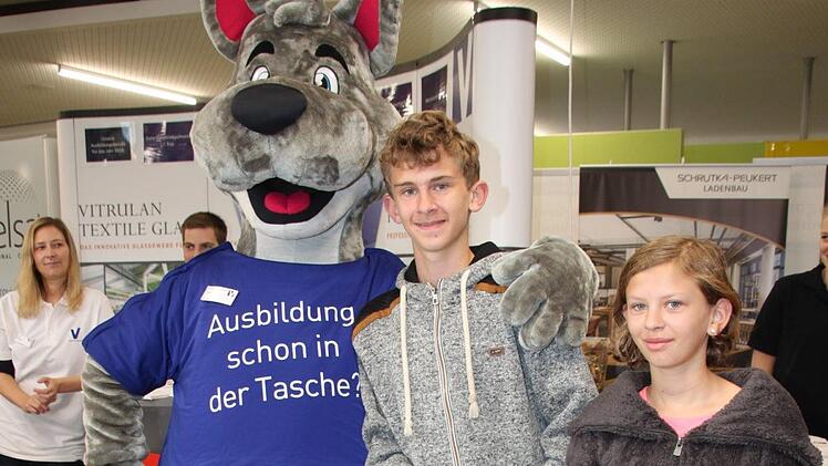 Maskottchen Rudy von dem  Marktschorgaster Unternehmen Vitrulan, die Wandbelege aus Glasfaser  herstellt, zusammen mit Kevin und Nele Werthner.Stephan Stöckel