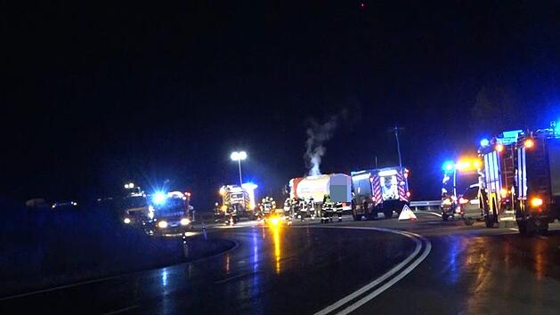 Auf der B 15 ist am Freitagabend ein Feuer in einem Tanklaster ausgebrochen. Foto: NEWS5 / Fricke