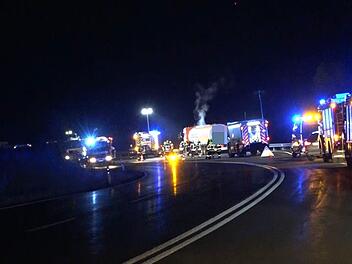 Auf der B 15 ist am Freitagabend ein Feuer in einem Tanklaster ausgebrochen. Foto: NEWS5 / Fricke