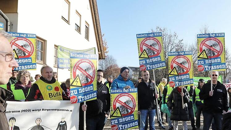 Die Demonstranten vor dem Feuerwehrhaus in Redwitz.  Foto: Barbara Herbst