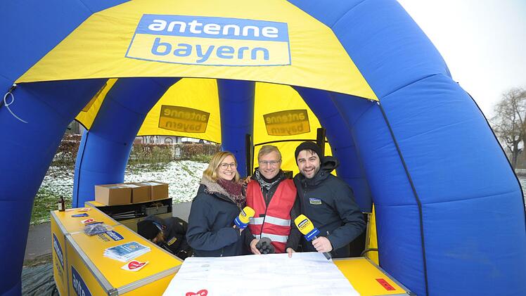 Bereits am Donnerstag berichtete Moderator Nick Lisson f&uuml;r Antenne Bayern mehrfach von der Baustelle in Bad Kissingen.  Siegfried Farkas