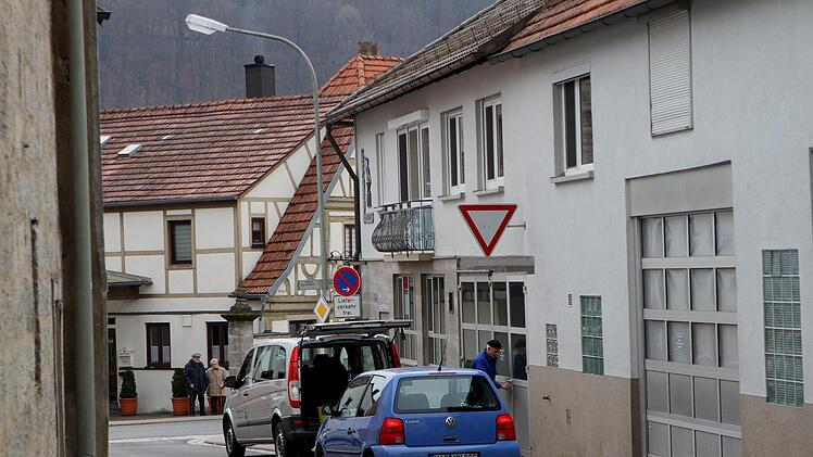 Von der Engstelle der "Kirchstraße" die Ausfahrt in die Staatsstraße 2274.  Günther Geiling