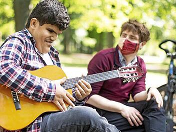 Assistent Steven Lüke (rechts) verbringt Zeit mit dem 15-jährigen Keyarmin Salimi: Die beiden sind auch in einem ZDF-Beitrag zu sehen.  Foto: pr