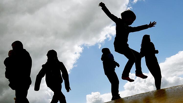 Mit Stolz, aber auch mit Wehmut sehen wir als Eltern unseren Kindern beim Wachsen zu.