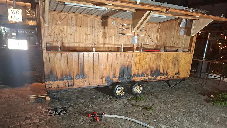 Buden am Christkindlmarkt in Schorndorf angezündet