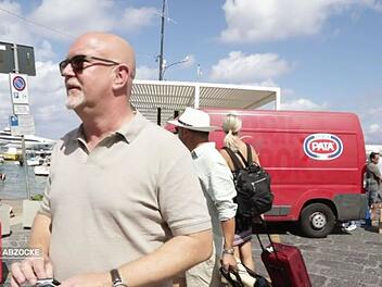 Bevor Peter Giesel und sein "Achtung Abzocke"-Team in die Blaue Grotte aufbrechen, erlebt der TV-Reporter im Hafen von Capri selbst, wie schnell man dort gescammt werden kann.