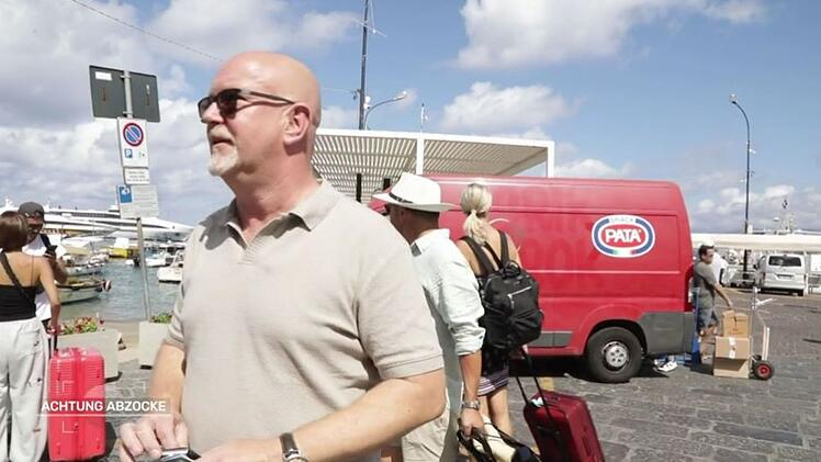 Bevor Peter Giesel und sein "Achtung Abzocke"-Team in die Blaue Grotte aufbrechen, erlebt der TV-Reporter im Hafen von Capri selbst, wie schnell man dort gescammt werden kann.
