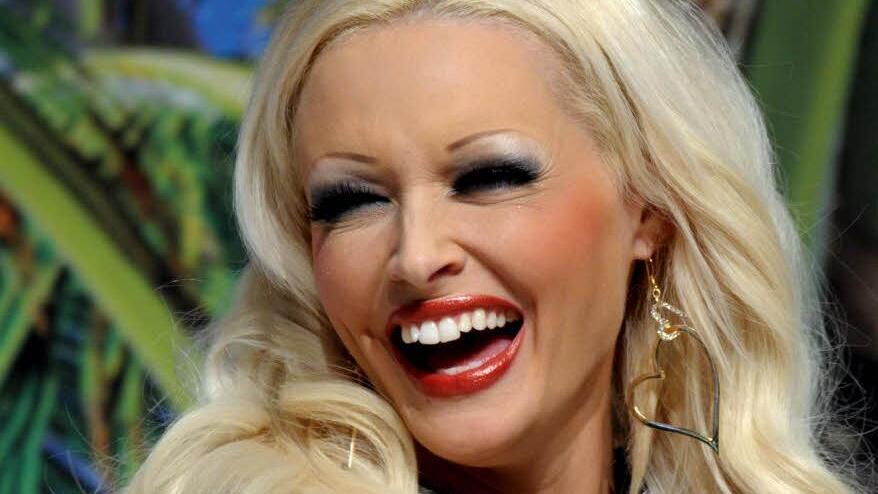Die "Katze" hat gut lachen: Daniela Katzenberger schauspielert jetzt auch in einem Krimi. Foto: Horst Ossinger/dpa