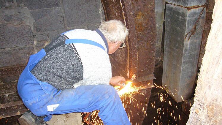 Das verrostete Mühlrad wird auseinander geschweißt. Foto: privat