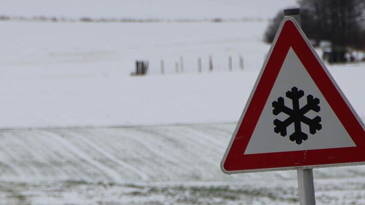 Jetzt heißt es für die Autofahrer wieder aufpassen. Für die Nacht zum Montag sind weitere Schneefälle gemeldet.  Foto: Kiesewetter