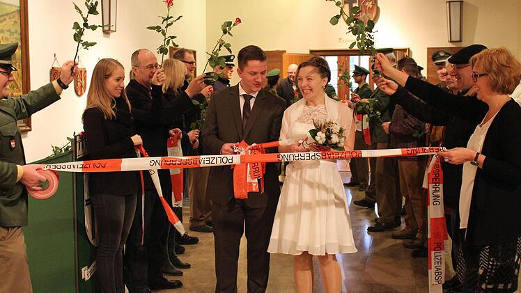 Hochzeit an Heiligabend: Viele Polizisten standen Spalier für Annett und Kay Bohmann. Foto: privat