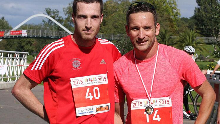 Manuel Fößel (40) vom TV Ochsenfurt schnappte sich Im Marathon auf den letzten Kilometern noch den bis dahin führenden Münchner Björn Sturm. Beide freuten sich aber im Ziel über Zeiten von 2:57 Stunden für die 42,195 Kilometer.
