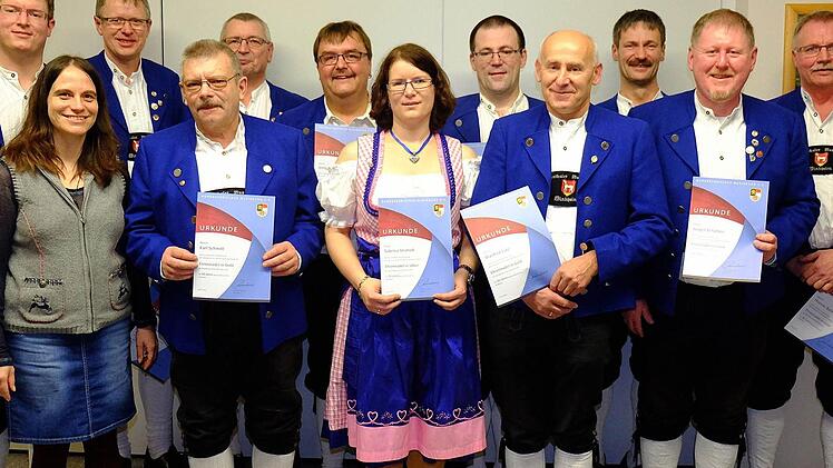 Das Ehrungsfoto (vorn von links): Birgit Döhler, Karl Schmitt, Sabrina Stranzik, Manfred Lutz, Jürgen Schühler; (hinten von links): Tobias Schneider, Hans-Peter Ziegert, Josef Schneider, Stefan Nikoleiski, Günther Schmitt, Reiner Schmitt und Thomas Bold. Foto: Gerd Schaar