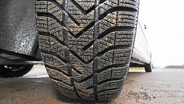 Viele Stra&szlig;en sahen harmlos-feucht aus, waren aber zum Teil spiegelglatt.  Fotos: Ronald Rinklef