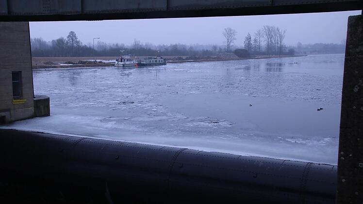 Eisschollen treiben auf dem Main auch in der Nähe des Wasserkraftwerks bei Knetzgau. Für die Stromgewinnung gibt es allerdings keine Probleme wegen der Eisbildung. Energie wird erzeugt.  Fotos: Klaus Schmitt