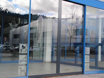 Ein Spiegelbild der Zukunft: Ins E-Center zieht die benachbarte Firma Woco ein. Foto: Ronald Heck