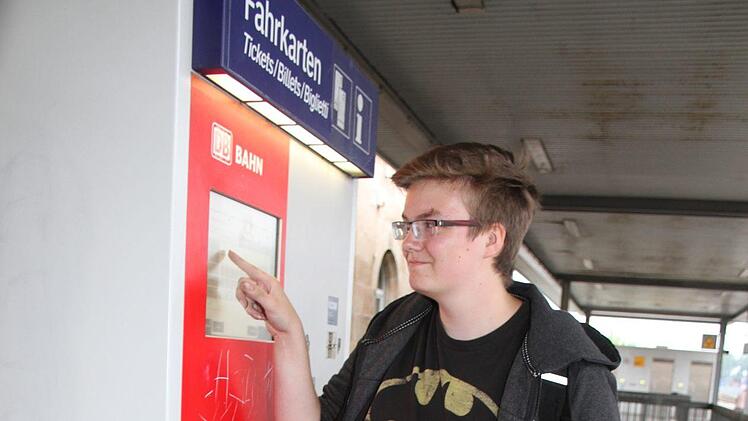 Maryann Yanneck (18) kommt mit dem Automaten gut zurecht. Er fährt mit dem Zug meistens nur von Kulmbach nach Marktschorgast.  Foto: Sonny Adam