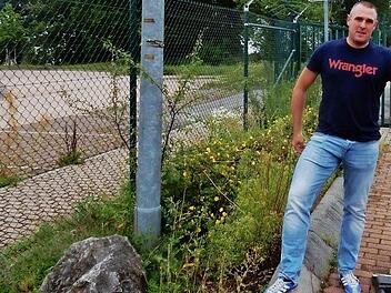 Thomas Zehtner unweit der Zufahrt zur Natosiedlung. Hier treffen die Grundstücke der Aufnahmeeinrichtung Oberfranken und der Bundespolizei aufeinander.  Foto: MW
