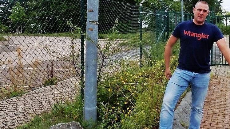 Thomas Zehtner unweit der Zufahrt zur Natosiedlung. Hier treffen die Grundstücke der Aufnahmeeinrichtung Oberfranken und der Bundespolizei aufeinander.  Foto: MW