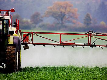 Landwirt versprüht Pestizid