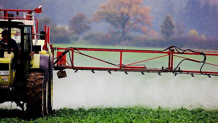 Landwirt versprüht Pestizid