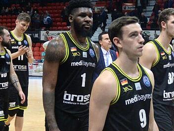 Mit hängenden Köpfen schleichen die Bayreuther vom Parkett der Halle in Oostende. Nach der 62:82-Packung ist das Erreichen der Play-off-Plätze in dieser Saison Utopie. Foto: Peter Mularczyk