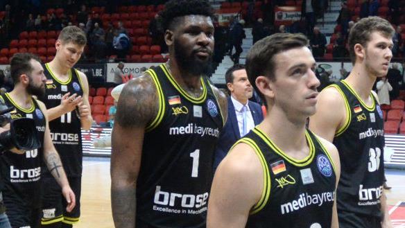 Mit hängenden Köpfen schleichen die Bayreuther vom Parkett der Halle in Oostende. Nach der 62:82-Packung ist das Erreichen der Play-off-Plätze in dieser Saison Utopie. Foto: Peter Mularczyk