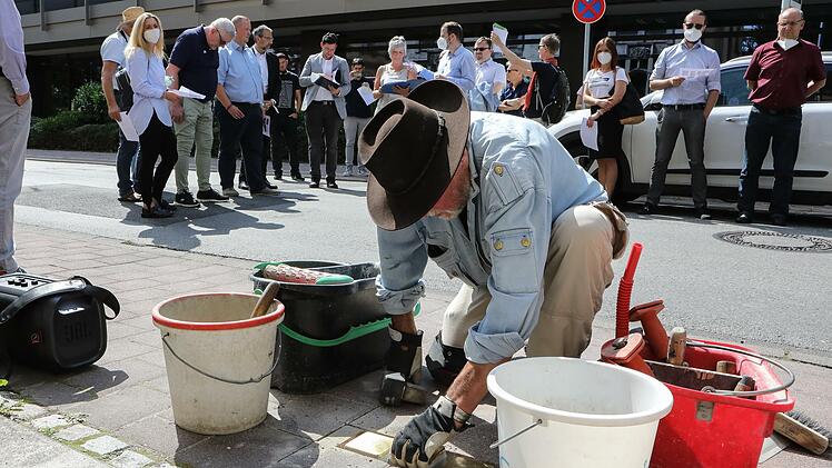 Gunter Demnig verlegt die Stolpersteine selbst.