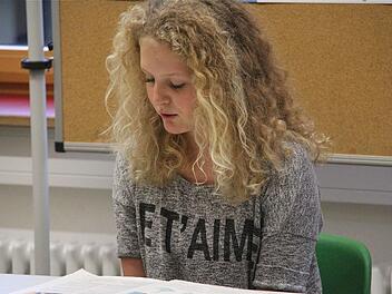 Katharina Heinz von Bad Brückenauer Realschule liest beim Wettbewerb konzentriert einen französischen Text vor. Auch ihr Outfit ist französisch geprägt. Fotos: Gerd Schaar