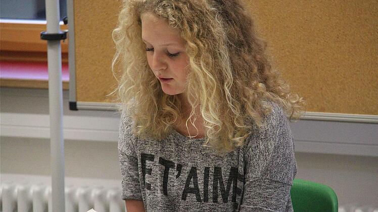 Katharina Heinz von Bad Brückenauer Realschule liest beim Wettbewerb konzentriert einen französischen Text vor. Auch ihr Outfit ist französisch geprägt. Fotos: Gerd Schaar