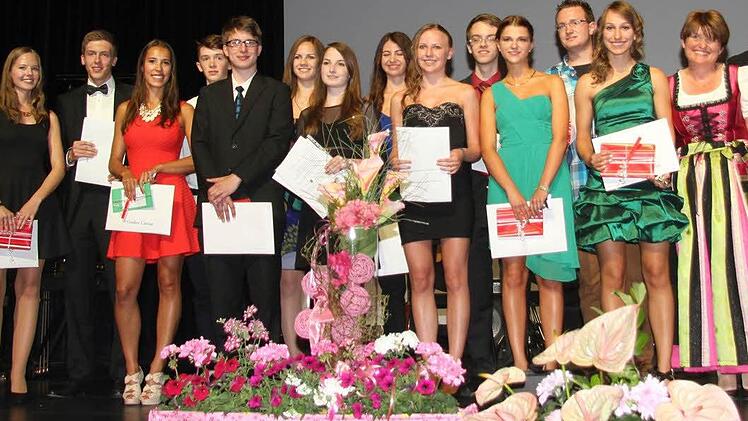 Die besten Schüler des Caspar-Vischer-Gymnasiums - alle mit einem echten Einser-Schnitt - mit Kollegstufenbetreuerin Anke Emminger (Dritte von rechts) und Schulleiterin Ulrike Endres (rechts). Foto: Sonja Adam