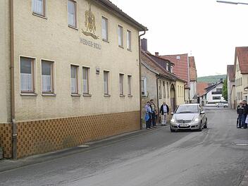 Wird bei der Erneuerung der Ortsdurchfahrt wahrscheinlich weichen müssen: Der Gasthof Leuner in der Auraer Hauptstraße. Dahinter erstreckt sich ein Areal, auf dem Parkflächen und ein Wohnhaus entstehen könnten. Foto: Winfried Ehling