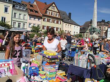Beim Kinderflohmarkt auf dem Marktplatz war wieder viel los: Auch Emily Zenkner (10) verkaufte viele Spielsachen. Fotos: Sonny Adam