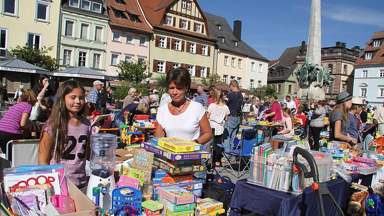 Beim Kinderflohmarkt auf dem Marktplatz war wieder viel los: Auch Emily Zenkner (10) verkaufte viele Spielsachen. Fotos: Sonny Adam
