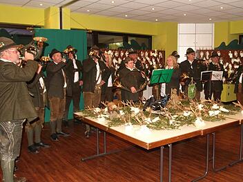 Für die musikalische Umrahmung sorgte die "Jagdhornbläsergruppe", die wegen ihrer Erfolge bei Wettbewerben und der Aufrechterhaltung "alter Väter Sitte" gelobt wurde.