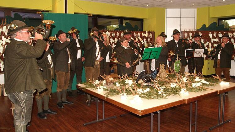 Für die musikalische Umrahmung sorgte die "Jagdhornbläsergruppe", die wegen ihrer Erfolge bei Wettbewerben und der Aufrechterhaltung "alter Väter Sitte" gelobt wurde.