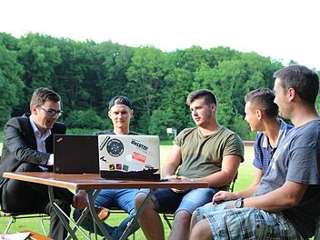 Martin Werner (von links), Christian Stahl, Daniel Seufert, Robin Wilm und Matthias Wetterich aus dem Kernorganisatorenteam besprechen die n&auml;chsten Schritte f&uuml;r den Open Air Aufbau. Foto: Benedikt Borst