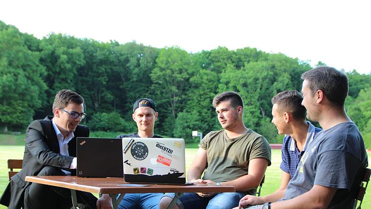 Martin Werner (von links), Christian Stahl, Daniel Seufert, Robin Wilm und Matthias Wetterich aus dem Kernorganisatorenteam besprechen die n&auml;chsten Schritte f&uuml;r den Open Air Aufbau. Foto: Benedikt Borst