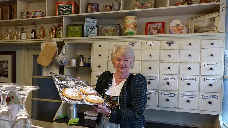 Heidi Baader bietet Kaffee, Kuchen und vor allem Küchla an - aber nur zu "Hochfesten". Foto: Pauline Lindner