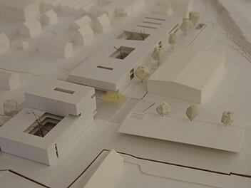 Ein Wohnkomplex (unten links), darüber eine Promenade, die Lern- und Mehrzweckräume sowie das Parkdeck (unten rechts) - die neue Beamtenfachhochschule soll ein richtiger Hingucker werden, der sich aber auch harmonisch in die Umgebung einfügt. Foto: Marco Meißner