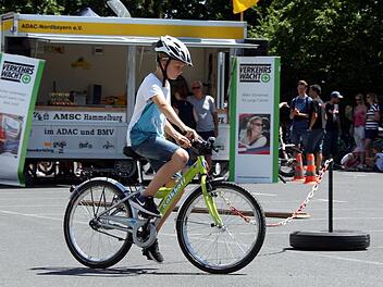 Mit einer fehlerfreien Fahrt und einer guten Zeit sicherte sich Fabrice Koslowski den Sieg in seiner Altersklasse und den Tagessieg beim Jugend-Fahrradturnier in Hammelburg. Fotos: Karlheinz Franz