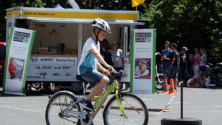 Mit einer fehlerfreien Fahrt und einer guten Zeit sicherte sich Fabrice Koslowski den Sieg in seiner Altersklasse und den Tagessieg beim Jugend-Fahrradturnier in Hammelburg. Fotos: Karlheinz Franz