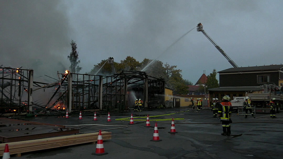 Lagerhalle in Wunsiedel komplett abgebrannt - Schaden enorm, Einsturzgefahr