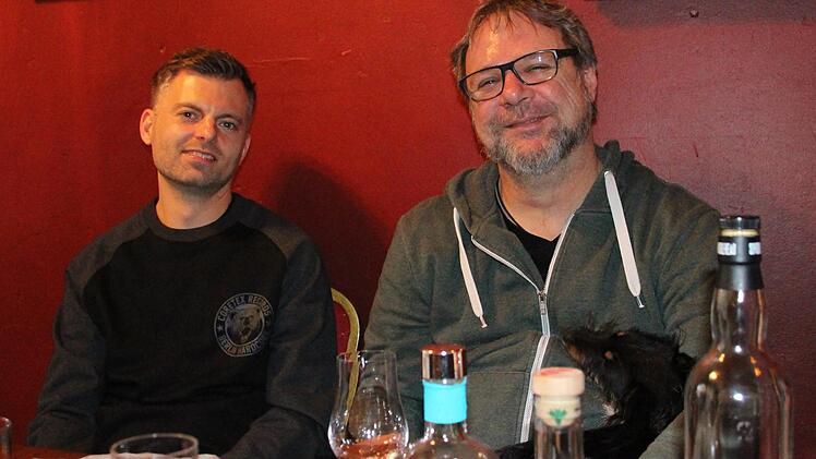Matthias Kornherr (rechts) hat den Whisky kreiert, Christian Bögle das Etikett gestaltet. Foto: Simone Bastian