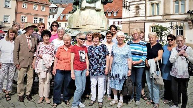 Am Marktplatz stellten sich die Ehemaligen zum Erinnerungsfoto auf. Mit im Bild (vorne, links) der frühere Klasslehrer Walter Koy mit seiner Ehefrau Christa (rechts daneben) Foto: Werner Reißaus